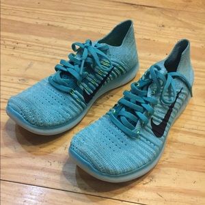 Nike Women’s Free Running Motion Flyknit Sneaker